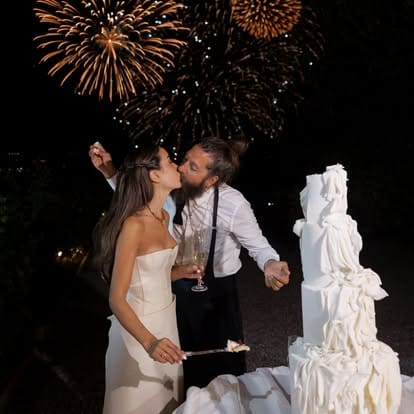 Tamara Kalinić in Filippo Testa ob poročni torti in ognjemetu